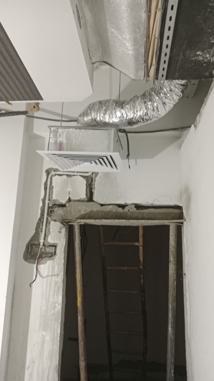 Air duct system in ceiling